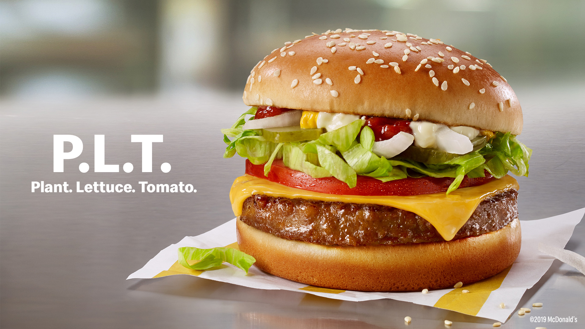 マクドナルド、植物由来の人工肉を使ったハンバーガー『P.L.T. Burger』を発売